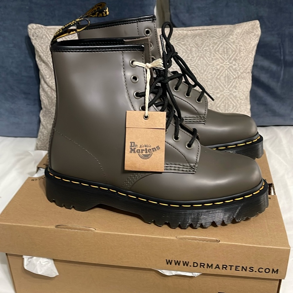 Dr Martens 1460 BEX boot in khaki grey. Men’s 8 or Wonens 9